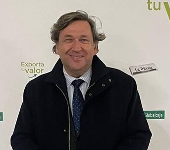 Persona sonriendo en un evento sobre inteligencia artificial en Albacete