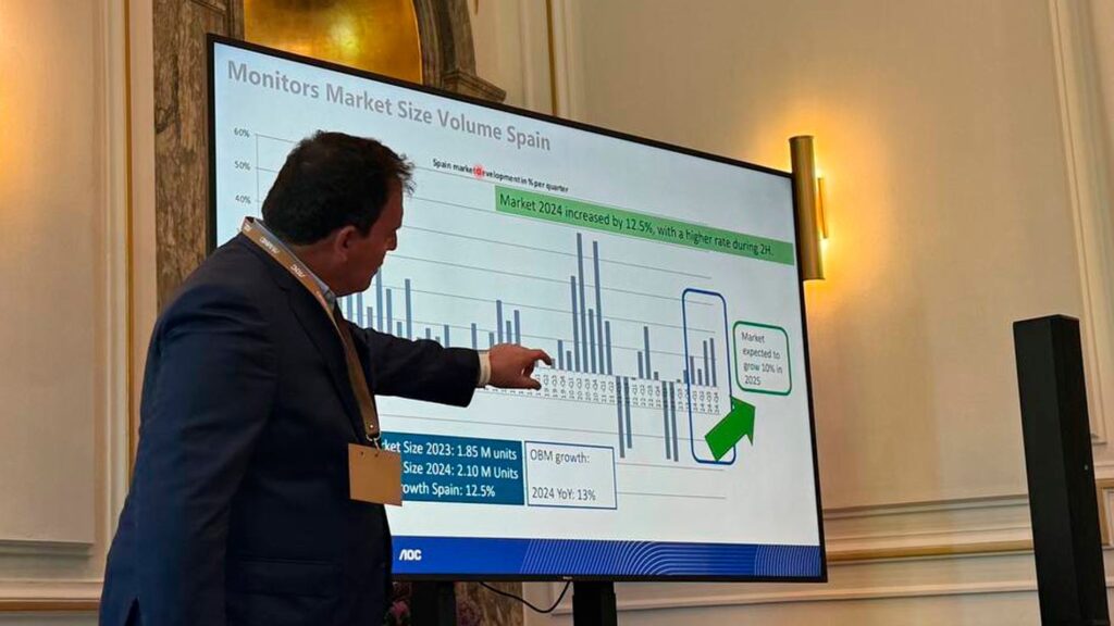 Antonio Valiente presentando datos sobre el mercado de monitores en España