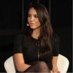 Claudia Gómez Estefan en un evento sobre tecnología y liderazgo