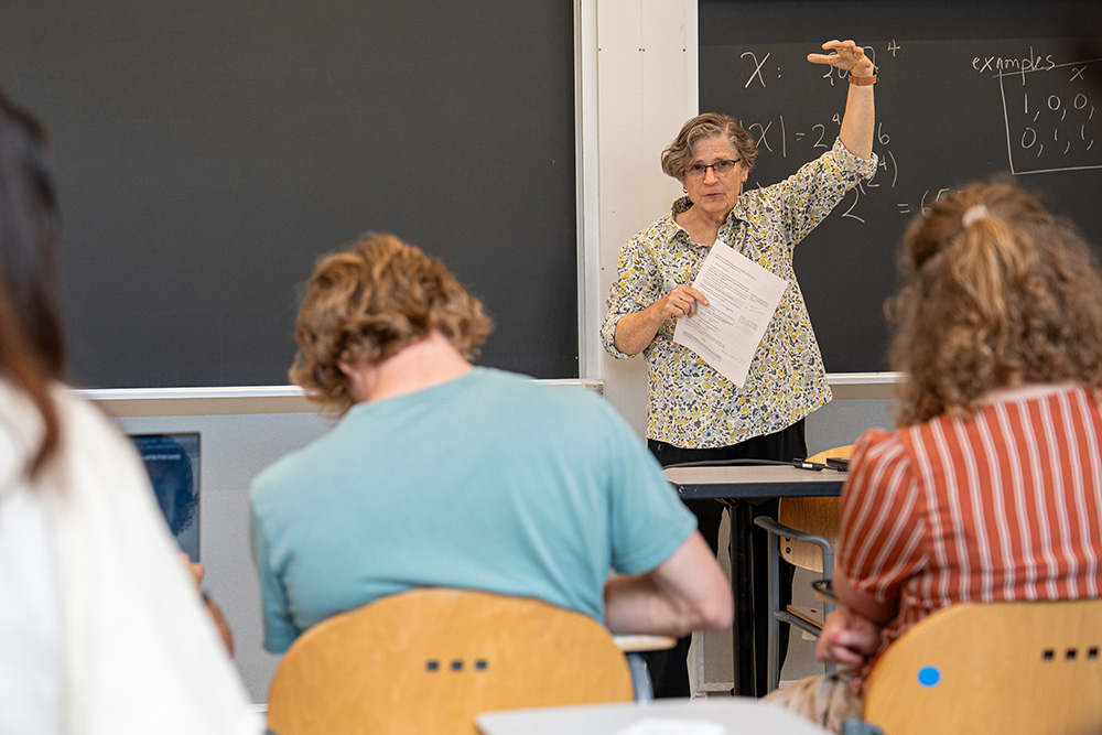 Profesora enseñando sobre inteligencia artificial y racionalidad en MIT
