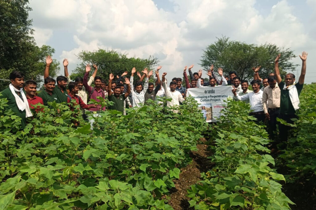 Grupo de agricultores en un proyecto de eliminación de carbono en India
