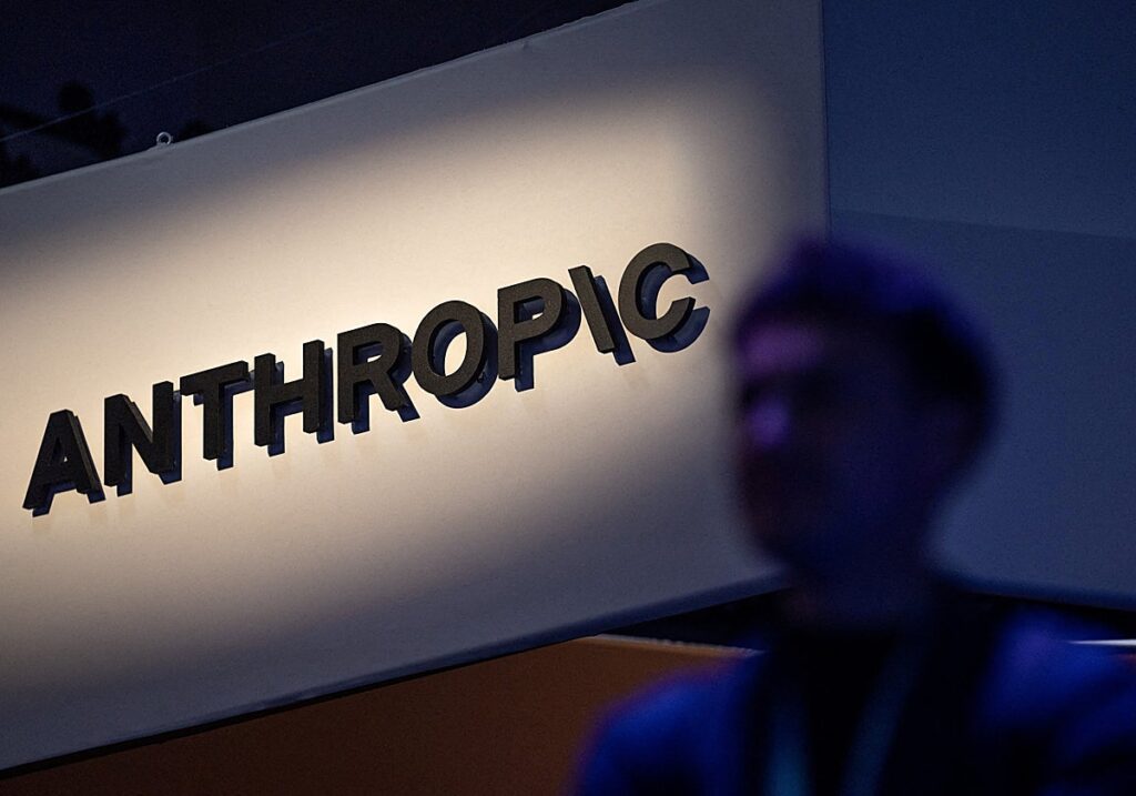 Logotipo de Anthropic con fondo desenfocado y persona en la sombra