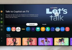 Fotografía de un televisor con la interfaz de Copilot y varias aplicaciones.
