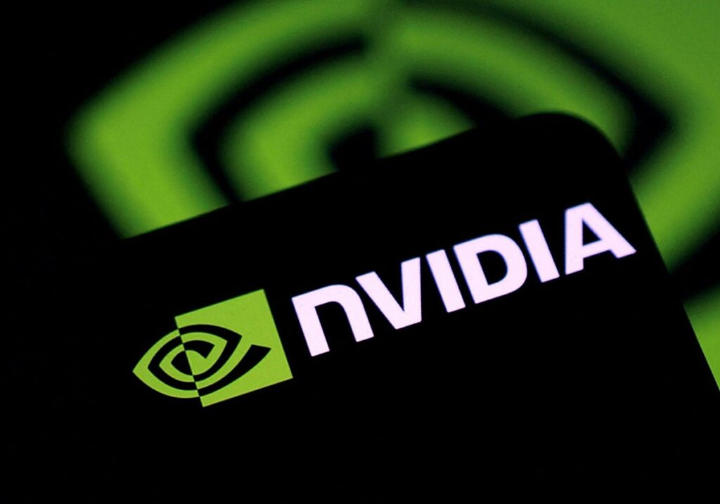 Logotipo de NVIDIA en blanco y verde sobre un fondo negro.