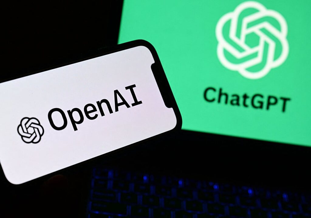 Pantallas con los logotipos de OpenAI y ChatGPT sobre un teclado iluminado.