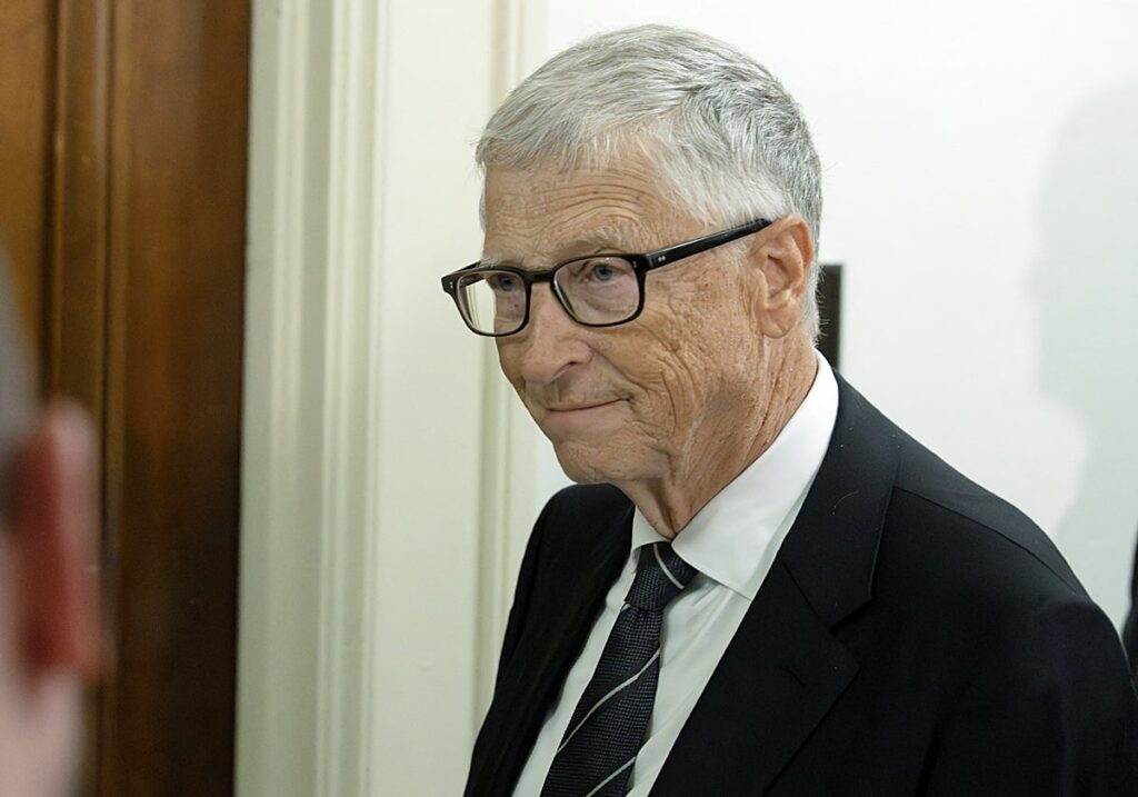 Bill Gates con gafas y traje oscuro, fotografiado de cerca en un interior