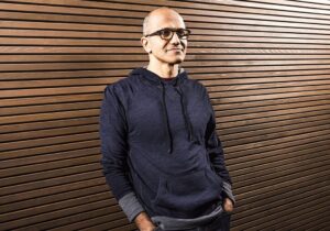 Satya Nadella, CEO de Microsoft, en un entorno moderno y profesional.