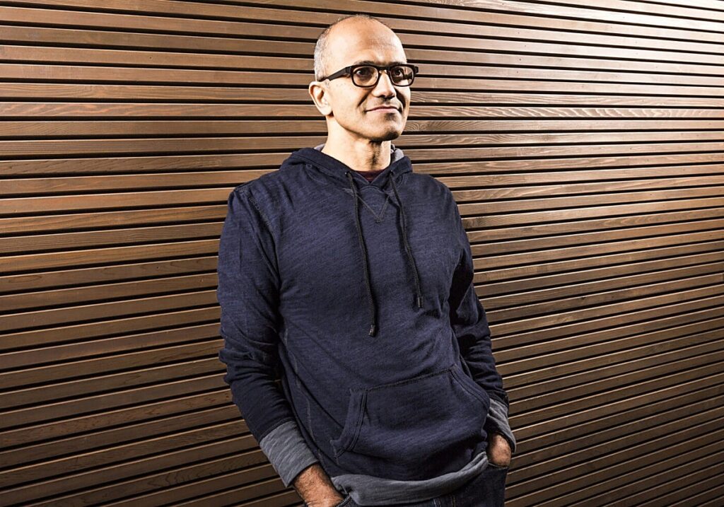 Satya Nadella, CEO de Microsoft, en un entorno moderno y profesional.